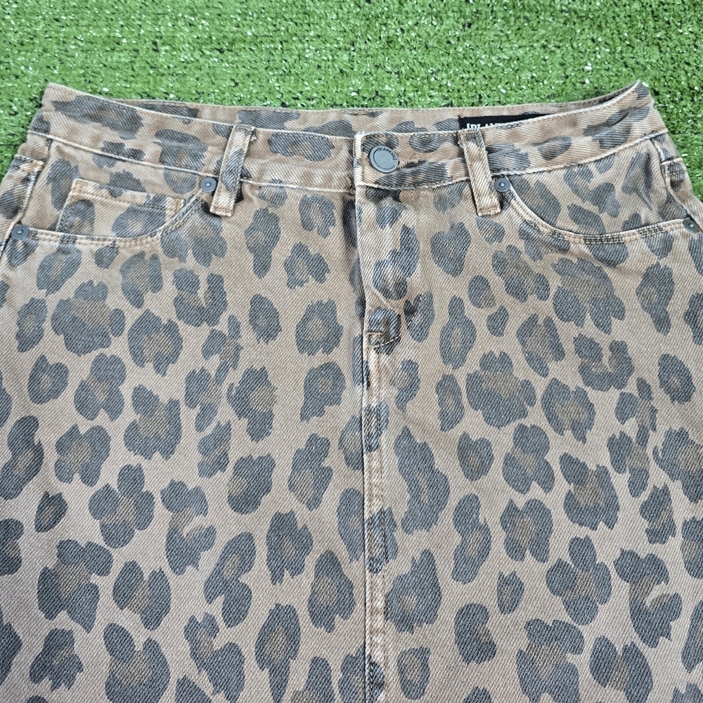 BLANK NYC | 100% COTTON FADED LEOPARD LIGHTLY DISTRESSED DENIM MINI SKIRT - Picture 4 of 16
